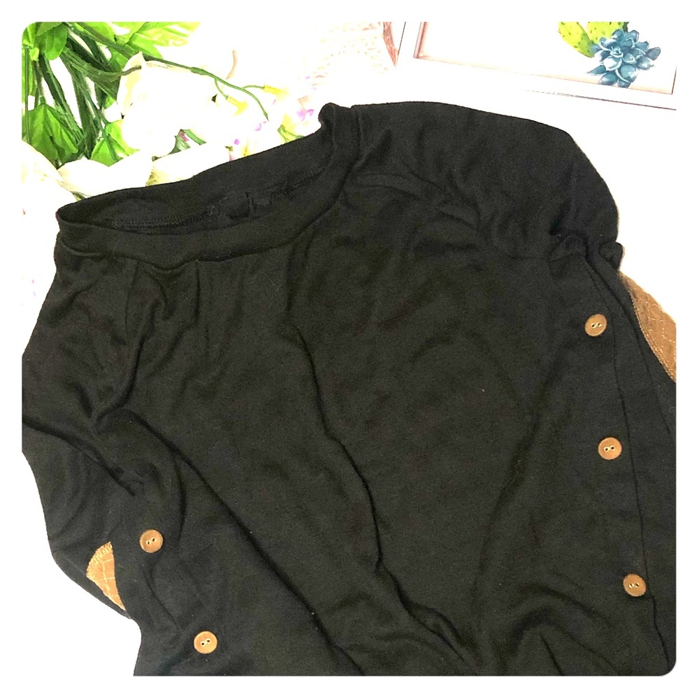 Black long sleeve tee shirt / top